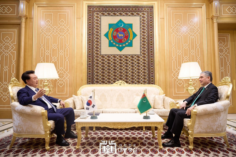 윤석열 대통령이 11일(현지시간) 투르크메니스탄 아시가바트 한 호텔에서 투르크메니스탄 국가최고지도자 겸 인민이사회 의장인 구르반굴리 베르디무함메도프(Gurbanguly Berdymukhammedov) 전 대통령과 면담하고 있다. 