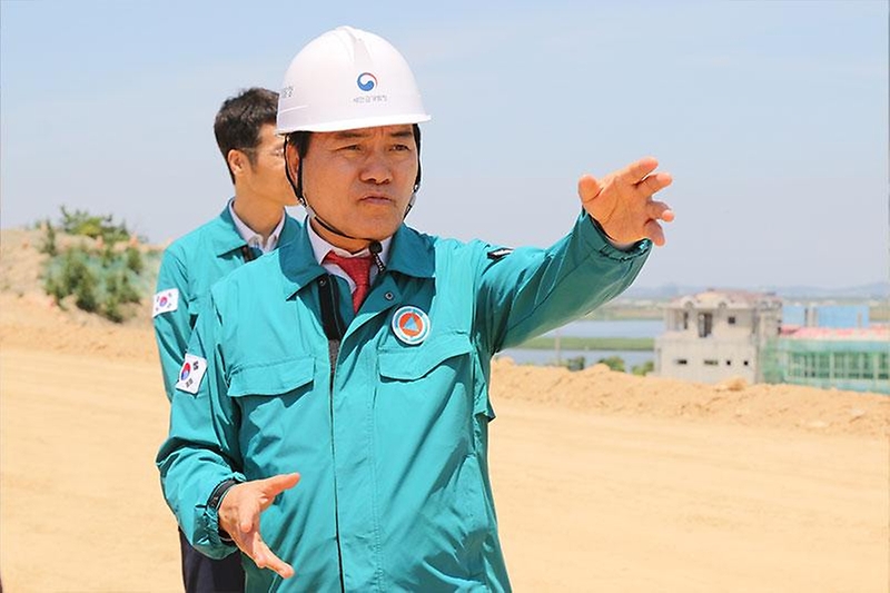 김경안 새만금개발청장은 12일 전북자치도 부안군에서 4.8 규모의 지진이 발생함에 따라 새만금 사업 현장에 대한 점검을 실시했다.