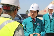 김경안 새만금개발청장은 12일 전북자치도 부안군에서 4.8 규모의 지진이 발생함에 따라 새만금 사업 현장에 대한 점검을 실시했다.
