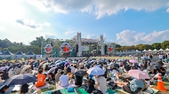 8일 오후 서울시 송파구 올림픽공원 88잔디마당에서 열린 제1회 대한민국 보훈 문화제 2024 코리아 메모리얼 페스타에서 시민들이 공연을 즐기고 있다.