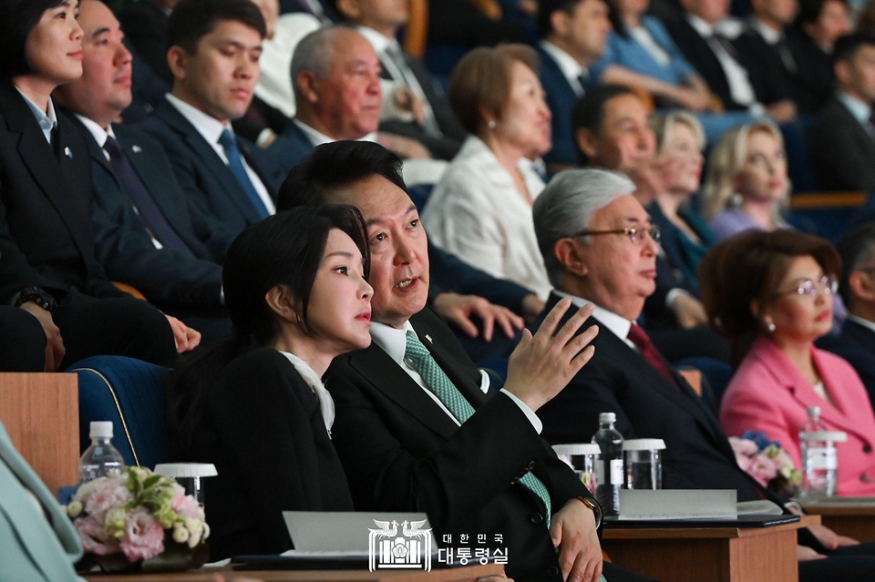 윤석열 대통령과 김건희 여사가 12일(현지시간) 카자흐스탄 아스타나 드라마극장에서 열린 ‘한-카자흐스탄 문화 공연’에 카심-조마르트 토카예프 카자흐스탄 대통령과 함께 참석해 양국 예술인과 고려인의 공연을 관람하고 있다.