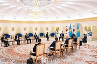 윤석열 대통령과 카슴-조마르트 토카예프 카자흐스탄 대통령이 12일(현지시간) 카자흐스탄 아스타나 대통령궁에서 소인수 정상회담을 하고 있다.
