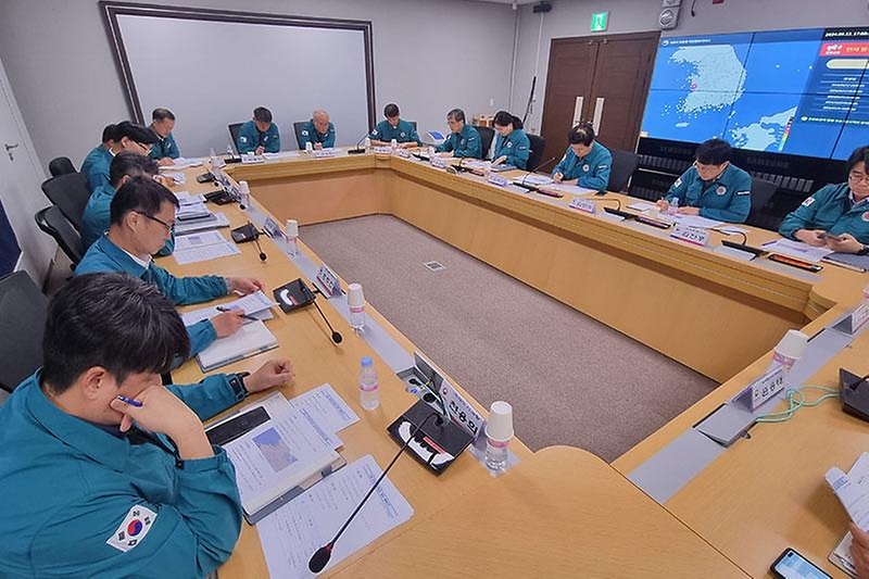김경안 새만금개발청장은 12일 전북자치도 부안군에서 4.8 규모의 지진이 발생함에 따라 지진 상황 긴급 비상점검회의를 개최했다.