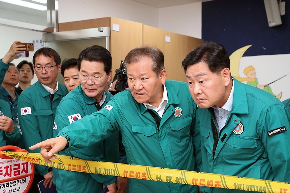 이상민 행정안전부 장관이 13일 전북 부안군 상하수도사업소 지진 피해 현장을 방문해 시설물을 점검하고 있다.