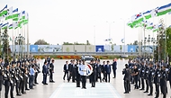 윤석열 대통령과 김건희 여사가 13일(현지시간) 우즈베키스탄 타슈켄트의 독립기념비에 헌화하고 있다.
