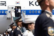 윤석열 대통령과 김건희 여사가 13일(현지시간) 우즈베키스탄 타슈켄트 국제공항에 도착해 전용기인 공군 1호기에서 내리며 인사하고 있다.