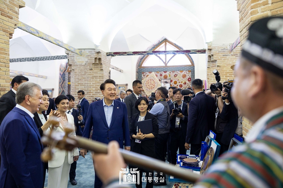윤석열 대통령과 샤브카트 미르지요예프(Shavkat Mirziyoyev) 우즈베키스탄 대통령이 15일(현지시간) 사마르칸트 문화유적지를 찾아 티라카리 사원을 시찰하며 전통악기 연주를 관람하고 있다.
