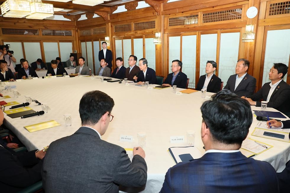 한덕수 국무총리가 16일 서울 종로구 국무총리공관에서 열린 고위 당·정·대 협의회에서 발언하고 있다.