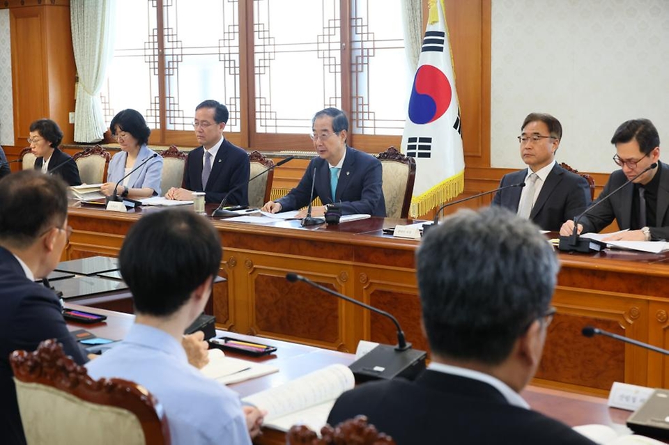 한덕수 국무총리가 14일 서울 종로구 정부서울청사에서 열린 ‘제8차 자살예방정책위원회’에서 발언하고 있다.