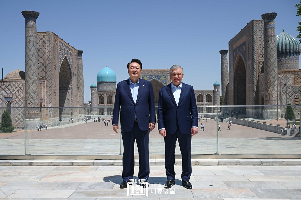 윤석열 대통령과 샤브카트 미르지요예프(Shavkat Mirziyoyev) 우즈베키스탄 대통령이 15일(현지시간) 사마르칸트 문화유적지를 찾아 레기스탄 광장 시찰 전 입구에서 기념 촬영을 하고 있다.