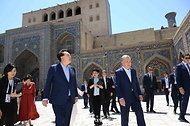 윤석열 대통령과 샤브카트 미르지요예프(Shavkat Mirziyoyev) 우즈베키스탄 대통령이 15일(현지시간) 사마르칸트 문화유적지를 찾아 레기스탄 광장을 시찰하고 있다. 