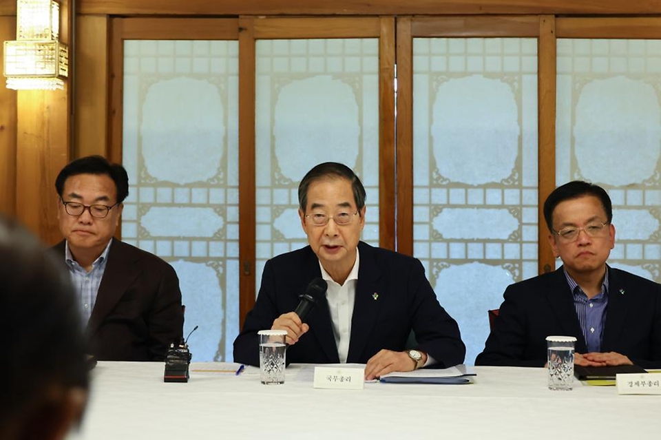 한덕수 국무총리가 16일 서울 종로구 국무총리공관에서 열린 고위 당·정·대 협의회에서 발언하고 있다.