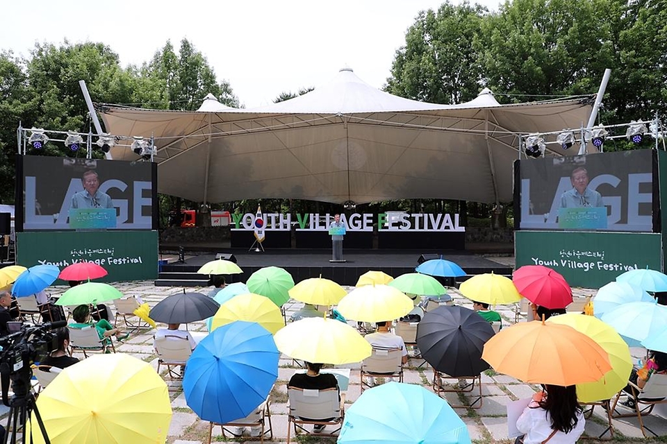 이상민 행정안전부 장관이 14일 서울 성동구 서울숲에서 열린 ‘청년마을 페스티벌’ 개회식에 참석해 인사말을 하고 있다. 