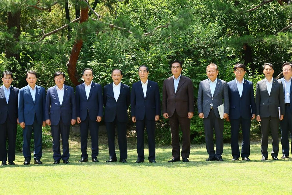 한덕수 국무총리가 16일 서울 종로구 국무총리공관에서 열린 고위 당·정·대 협의회에서 국민의힘 황우여 비상대책위원장, 추경호 원내대표, 정진석 대통령실 비서실장을 비롯한 참석자들과 기념 촬영을 하고 있다.