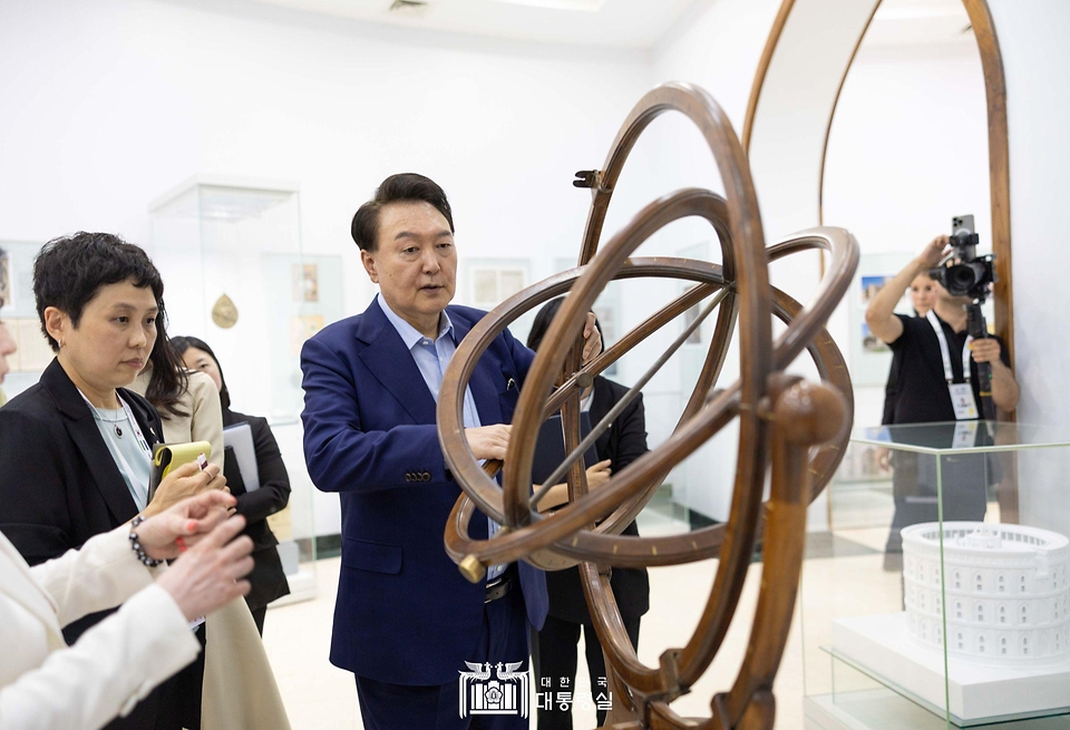 윤석열 대통령이 15일(현지시간) 사마르칸트 문화유적지를 찾아 울루그백 천문대 박물관에서 설명을 듣고 있다. 