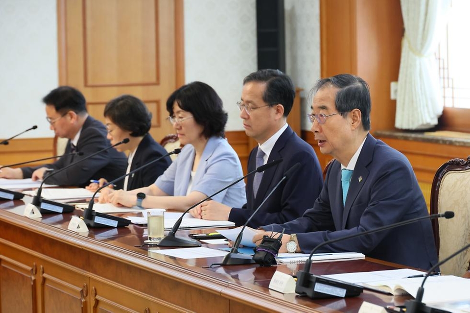 한덕수 국무총리가 14일 서울 종로구 정부서울청사에서 열린 ‘제8차 자살예방정책위원회’에서 발언하고 있다.