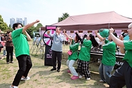 이상민 행정안전부 장관이 14일 서울 성동구 서울숲에 마련된 청년마을 지역 부스를 찾아 청년들과 프로그램 체험을 하고 있다.