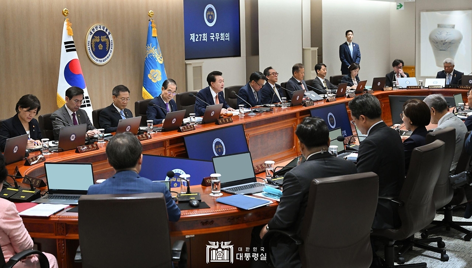 윤석열 대통령이 18일 서울 용산 대통령실 청사에서 열린 ‘제27회 국무회의’를 주재하며 발언하고 있다.
