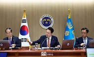 윤석열 대통령이 18일 서울 용산 대통령실 청사에서 열린 ‘제27회 국무회의’를 시작하며 의사봉을 두드리고 있다.