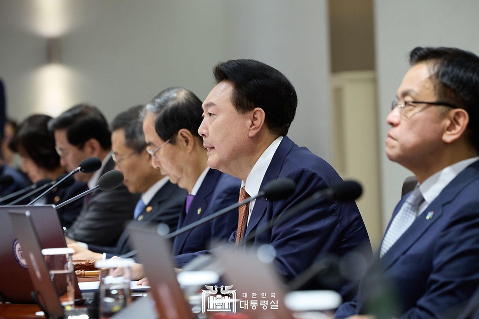 윤석열 대통령이 18일 서울 용산 대통령실 청사에서 열린 ‘제27회 국무회의’를 주재하며 발언하고 있다.
