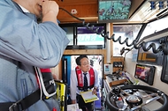 강도형 해양수산부 장관이 13일 전북 군산시 비응항을 방문해 낚시어선의 안전관리 이행 실태를 점검하고 있다. 