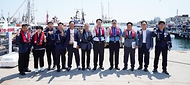 강도형 해양수산부 장관이 13일 전북 군산시 비응항을 방문해 낚시어선의 안전관리 이행 실태를 점검한 후 관계자들과 기념 촬영을 하고 있다.