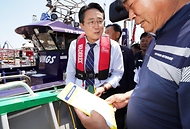 강도형 해양수산부 장관이 13일 전북 군산시 비응항을 방문해 낚시어선의 안전관리 이행 실태를 점검하고 있다. 