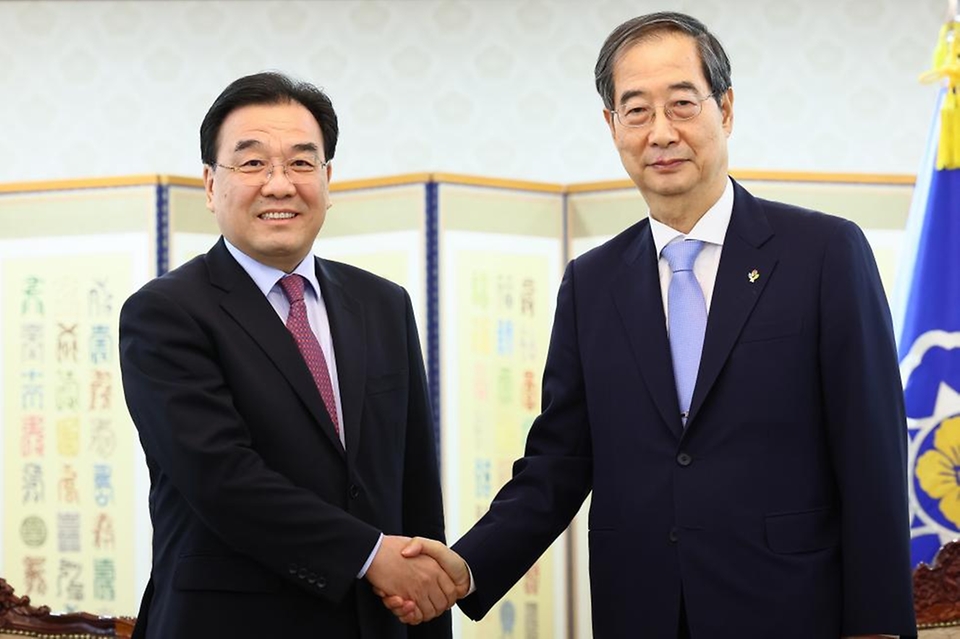 한덕수 국무총리가 20일 서울 종로구 정부서울청사에서 신창싱 중국 장쑤성 당서기를 만나 악수하며 기념 촬영을 하고 있다.