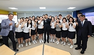 이주호 사회부총리 겸 교육부 장관이 18일 충남 천안시 천안여자상업고등학교를 방문해 학생들과 기념 촬영을 하고 있다.