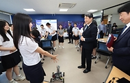 이주호 사회부총리 겸 교육부 장관이 18일 충남 천안시 천안여자상업고등학교를 방문해 수업을 참관하고 있다.