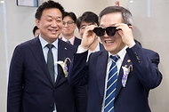 이종호 과학기술정보통신부 장관이 19일 서울 마포구 에스플렉스센터에서 열린 ‘제37회 정보문화의 달 기념식’에서 ‘엑스퍼트아이엔씨, AI 기반 청각장애인 실시간 음성-자막 변환 안경’ 설명을 듣고 있다.