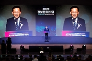 이종호 과학기술정보통신부 장관이 19일 서울 마포구 에스플렉스센터에서 열린 ‘제37회 정보문화의 달 기념식’에서 환영사를 하고 있다.