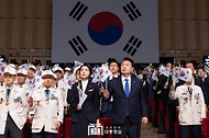 윤석열 대통령과 김건희 여사가 25일 대구 엑스코에서 열린 ‘6·25전쟁 제74주년 기념식’에서 6·25의 노래를 부르며 태극기를 흔들고 있다. 