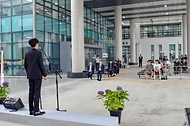 이희완 국가보훈부 차관이 22일 오후 국립대전현충원에서 열린 대전문화예술지킴이 사회적협동조합의 추모 버스킹 공연을 관람하고 있다.