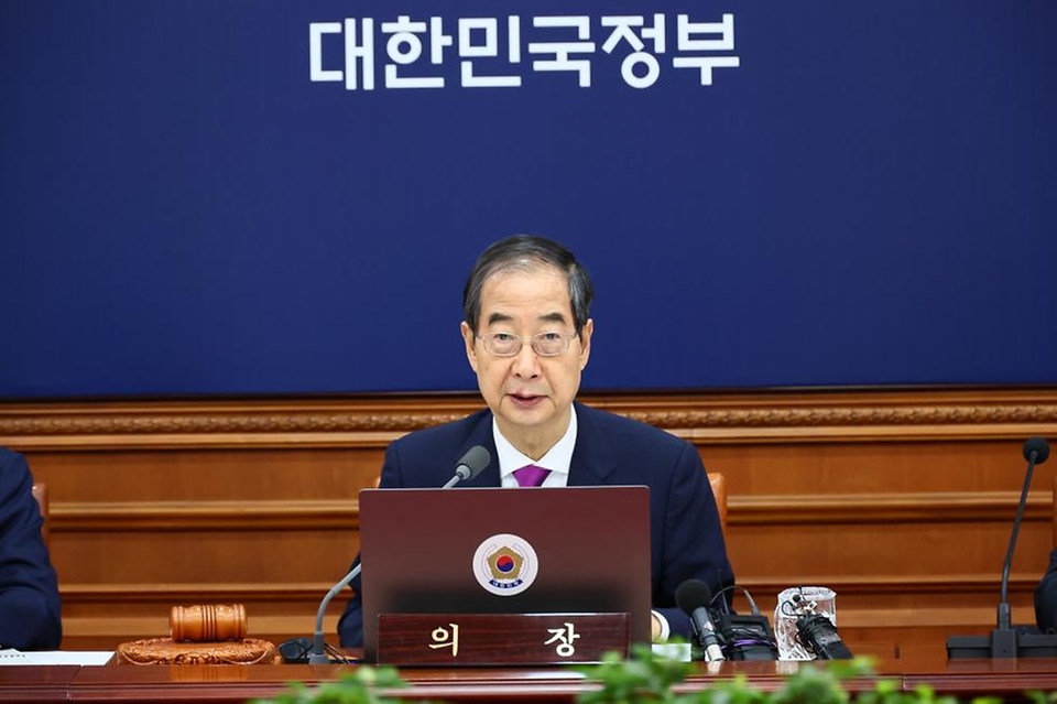 한덕수 국무총리가 25일 서울 종로구 정부서울청사에서 열린 ‘제28회 국무회의’를 주재하며 발언하고 있다.