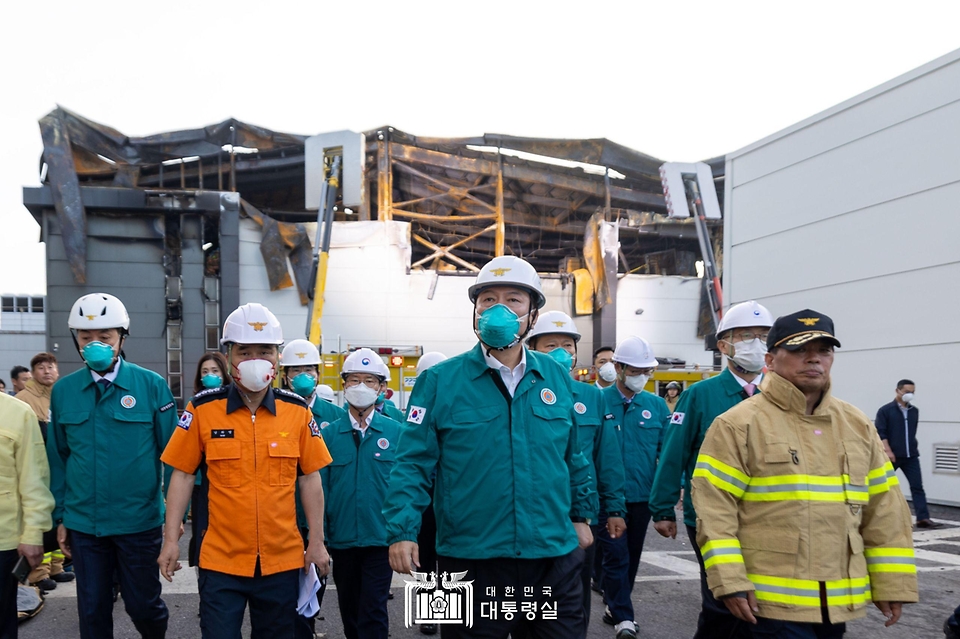 윤석열 대통령이 24일 경기도 화성시 서신면 소재 리튬전지 제조 공장 화재 현장을 점검하고 있다. 