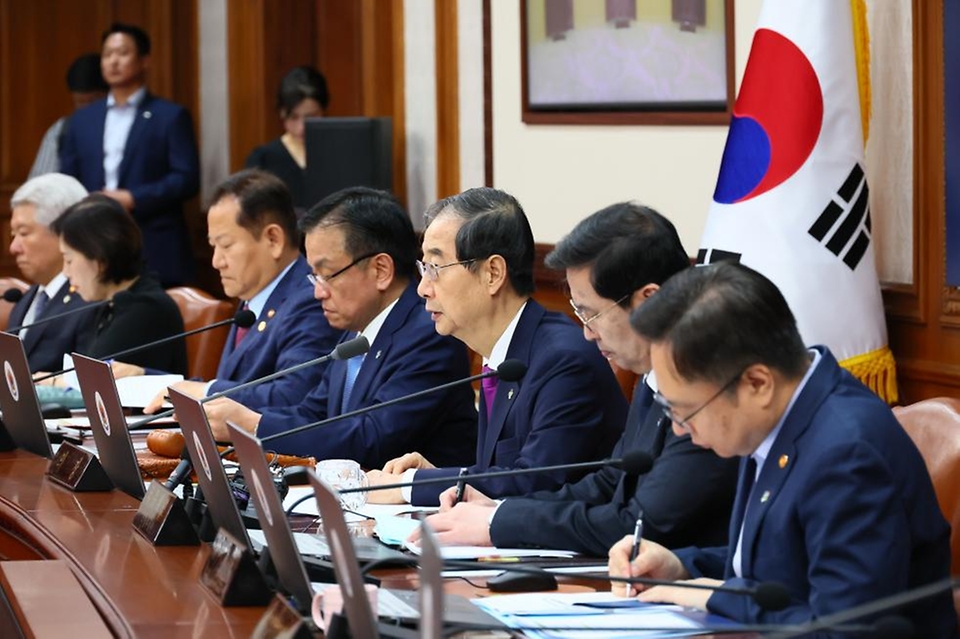 한덕수 국무총리가 25일 서울 종로구 정부서울청사에서 열린 ‘제28회 국무회의’를 주재하며 발언하고 있다.