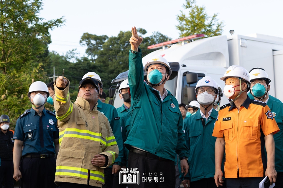 윤석열 대통령이 24일 경기도 화성시 서신면 소재 리튬전지 제조 공장 화재 현장을 점검하고 있다. 