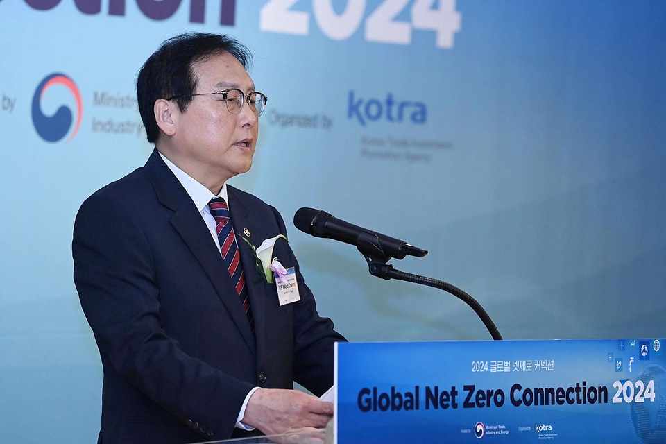 정인교 산업통상자원부 통상교섭본부장이 24일 서울 중구 롯데호텔 사파이어볼룸에서 열린 ‘2024 글로벌 넷제로 커넥션’에 참석해 환영사를 하고 있다.