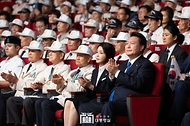 윤석열 대통령이 25일 대구 엑스코에서 열린 ‘6·25전쟁 제74주년 기념식’에서 6·25전쟁 참전 22개국 국기 입장에 박수를 치고 있다.