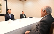 최상목 경제부총리 겸 기획재정부 장관이 25일 서울 종로구 정부서울청사에서 열린 ‘제9차 한일 재무장관회의’에 앞서 스즈키 &#xC28C;이치(Suzuki Shunichi) 일본 재무장관과 사전 면담을 하고 있다.