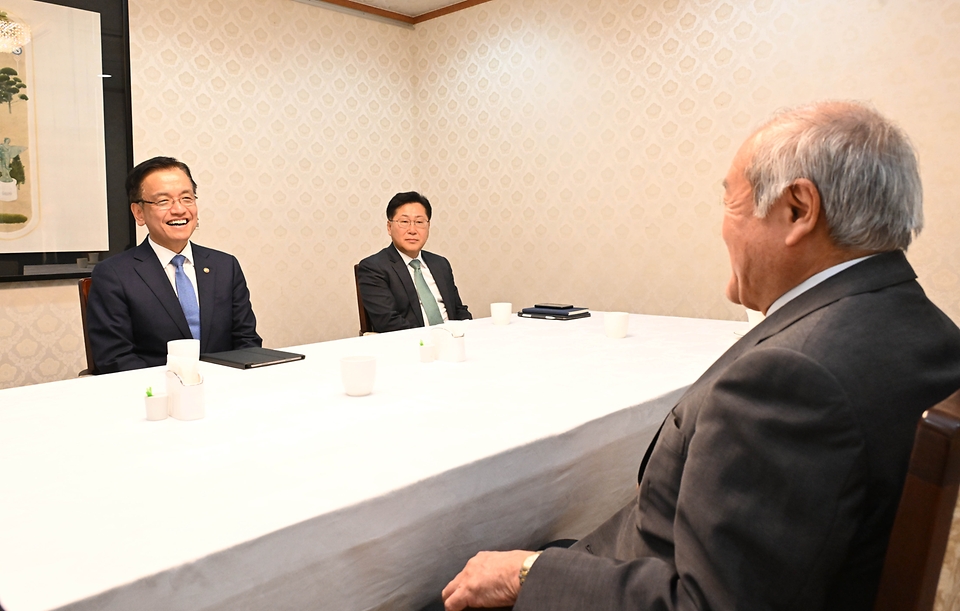 최상목 경제부총리 겸 기획재정부 장관이 25일 서울 종로구 정부서울청사에서 열린 ‘제9차 한일 재무장관회의’에 앞서 스즈키 &#xC28C;이치(Suzuki Shunichi) 일본 재무장관과 사전 면담을 하고 있다.