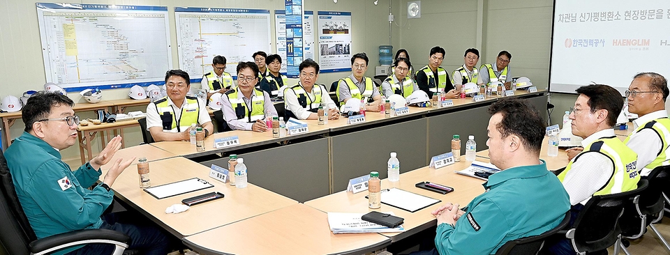 최남호 산업통상자원부 2차관이 26일 경기 가평군 신가평 변전소를 방문해 관계자들과 대화하고 있다.