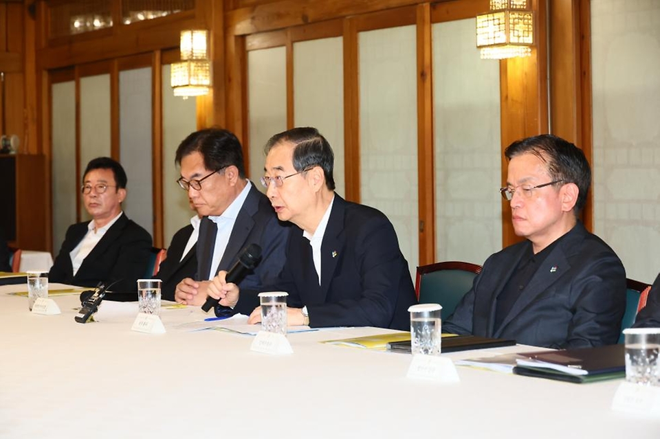 한덕수 국무총리가 30일 서울시 삼청동 총리서울공관에서 열린 고위 당·정·대 협의회에서 발언을 하고 있다.