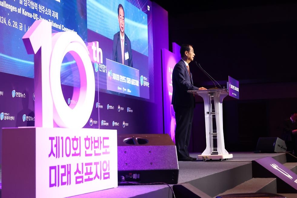 한덕수 국무총리가 28일 서울 중구 신라호텔 다이너스티홀에서 열린 제10회 한반도 미래 심포지엄에서 축사하고 있다. 