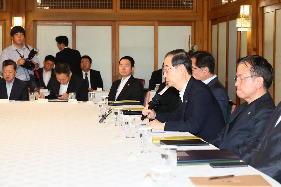 한덕수 국무총리가 30일 서울시 삼청동 총리서울공관에서 열린 고위 당·정·대 협의회에서 발언을 하고 있다.