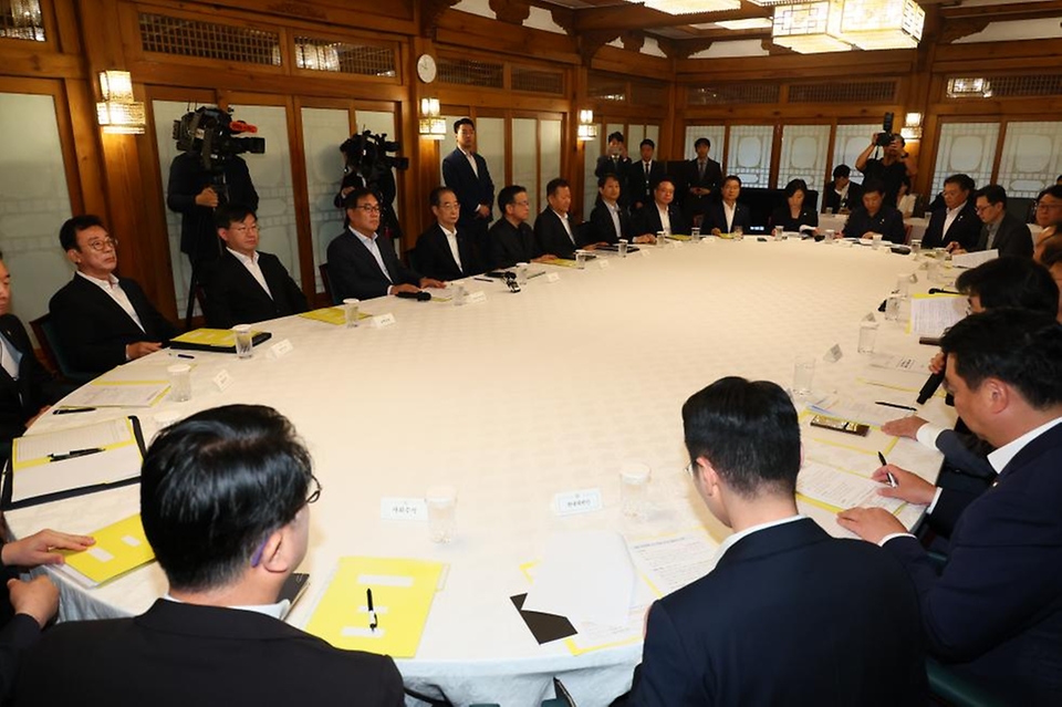 한덕수 국무총리가 30일 서울시 삼청동 총리서울공관에서 열린 고위 당·정·대 협의회에서 발언을 하고 있다.