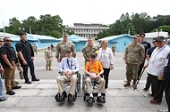 유엔군 참전의 날을 맞아 방한한 19개국 유엔참전용사 및 유가족 등 67여 명이 26일 오전 경기도 파주시 DMZ내 판문점을 찾아 기념사진을 촬영하고 있다 .