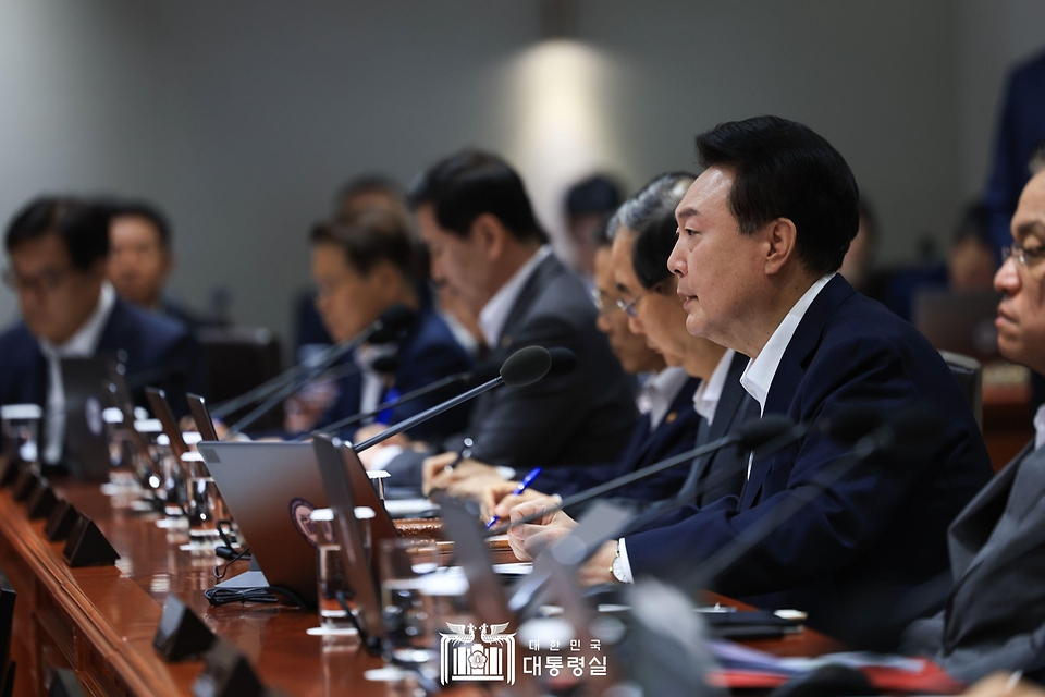 윤석열 대통령이 30일 서울 용산 대통령실 청사에서 열린 국무회의에서 발언하고 있다. 