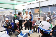 한덕수 국무총리가 8일 서울 성북구 장위4구역 주택정비사업 지구를 방문해 현장 관계자들과 대화하고 있다.